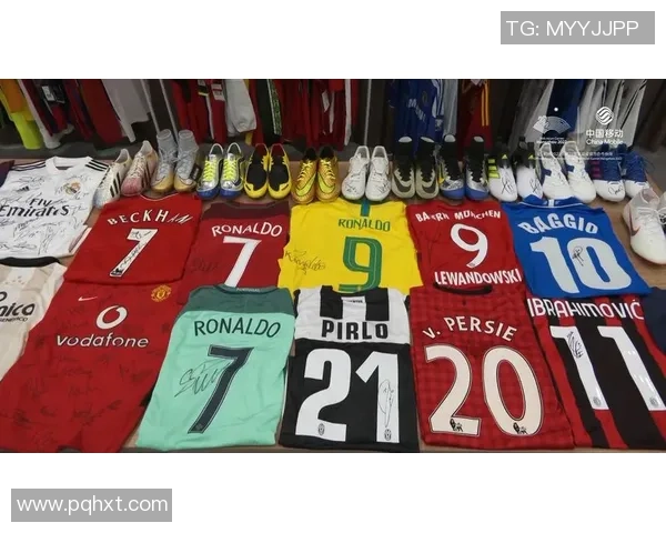 足球球星卡片挂件系列精选打造独特纪念品展示与收藏魅力